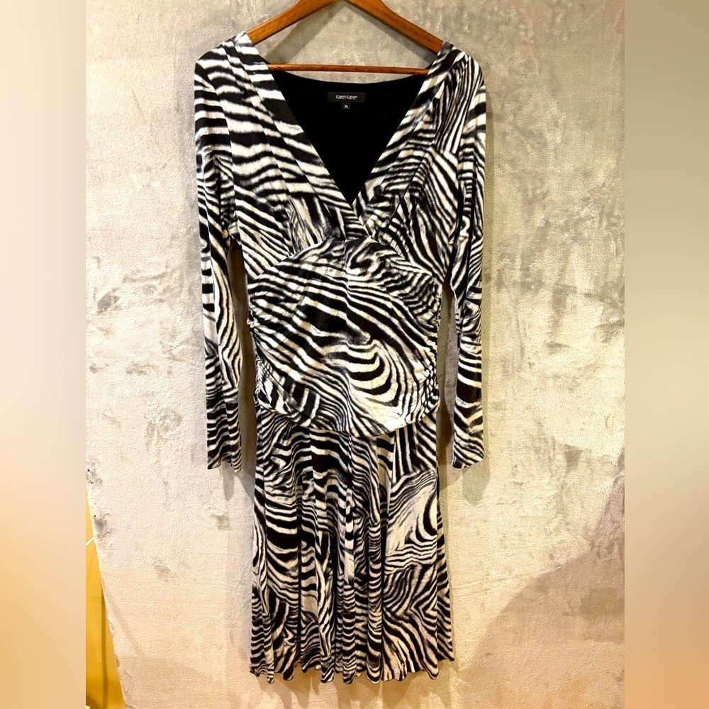 Kate Kane Sz XL Animal Print V Neck MIDI Dress with Ruched Sides and Flowy Skirt